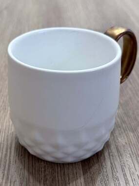 Starbucks Coffee 2013 White Mug Gold Handle Diamond Textured Hobnail 12 oz Cup